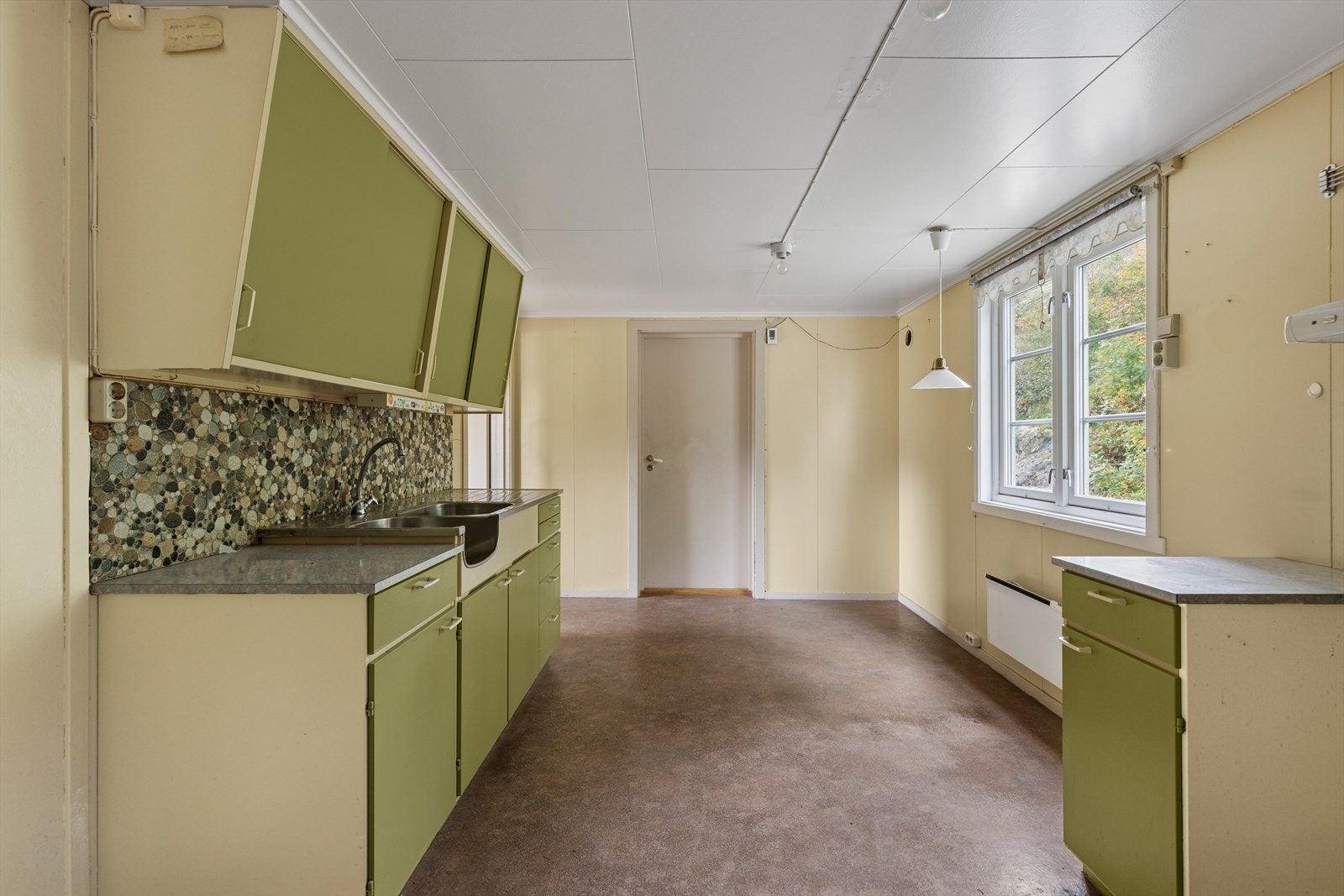 Kjøkken med eldre innredning Galleribilde