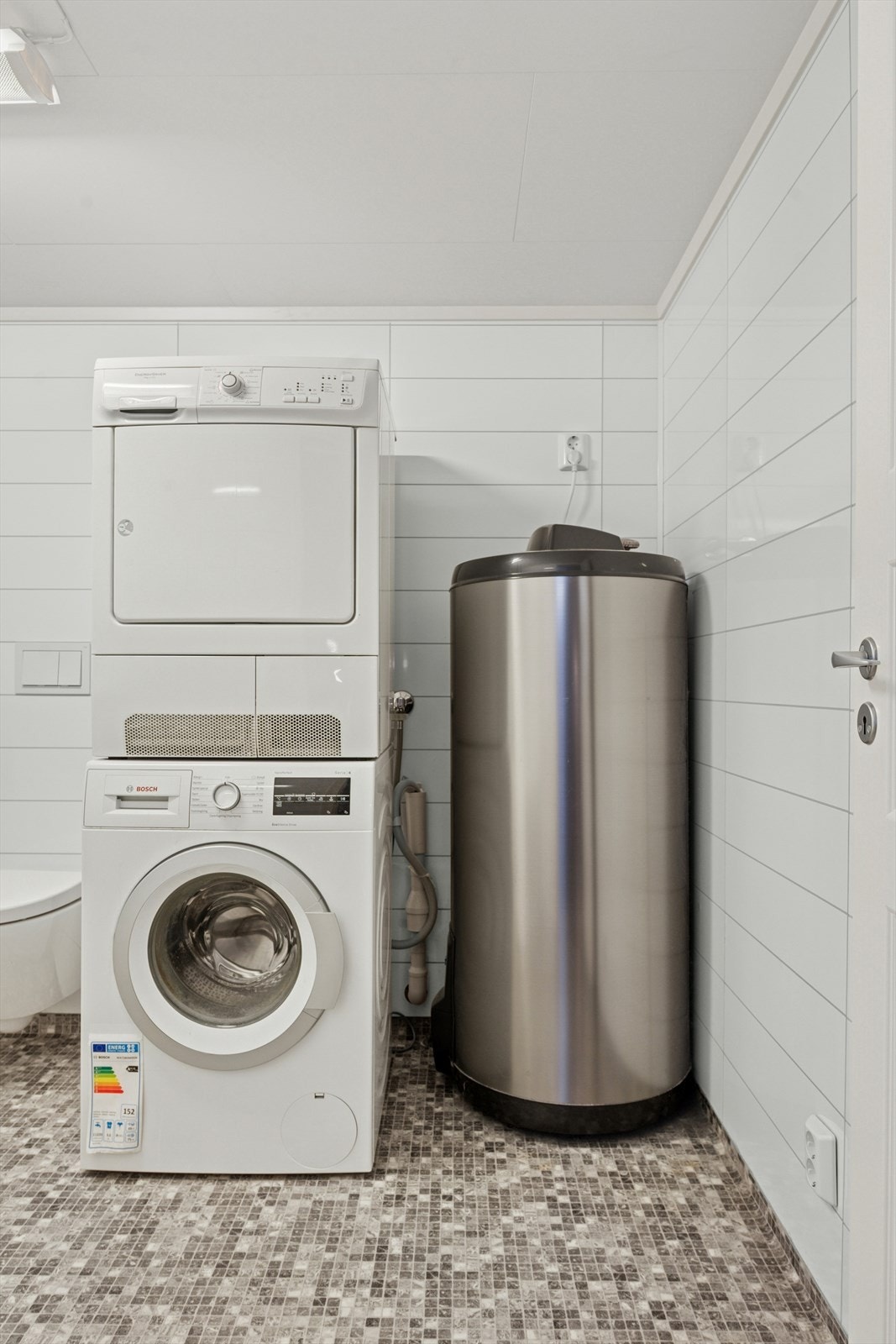 Opplegg for vaskemaskin og varmtvannsbereder Galleribilde