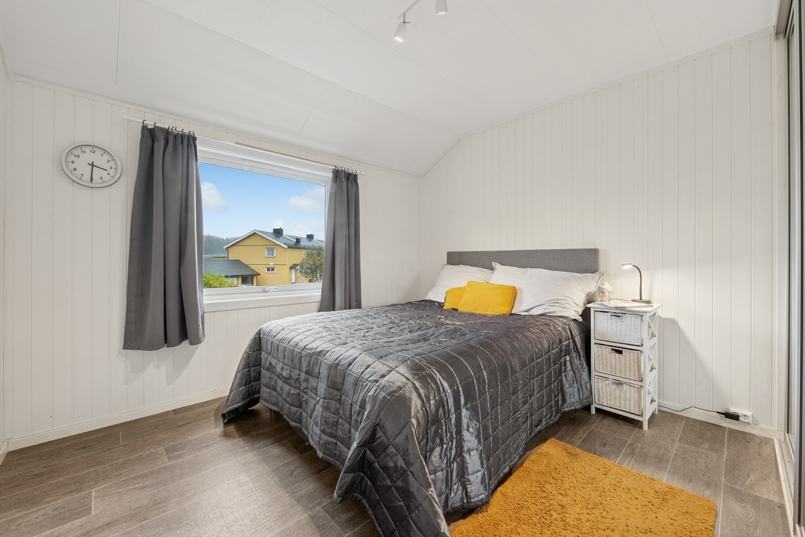 Soverom 2 med stor skyvedørsgarderobe. Galleribilde