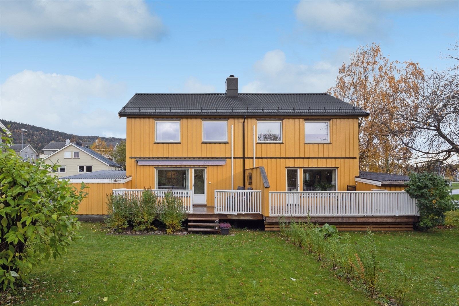 Fra terrassen har du tilgang til hagen som har godt med boltreplass til familien. Galleribilde