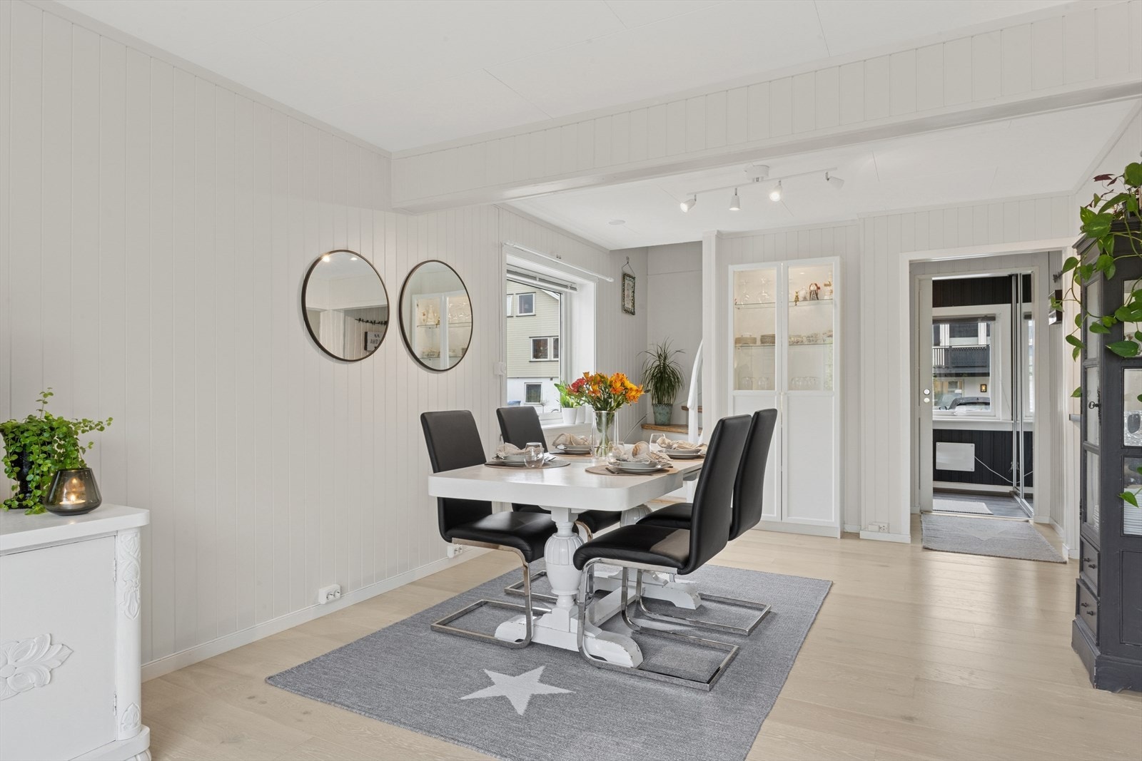 Åpen spisestue med god plass til flotte middagstunder med familie og venner. Åpen løsning mot kjøkken Galleribilde