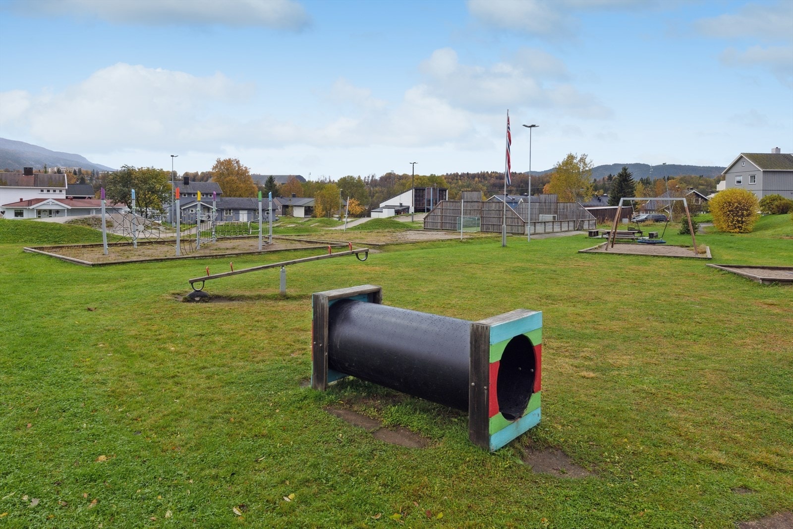 Like ved finner du stor lekeplass med fotballbinge, klatrestativ, sykkelbane m.m. Galleribilde