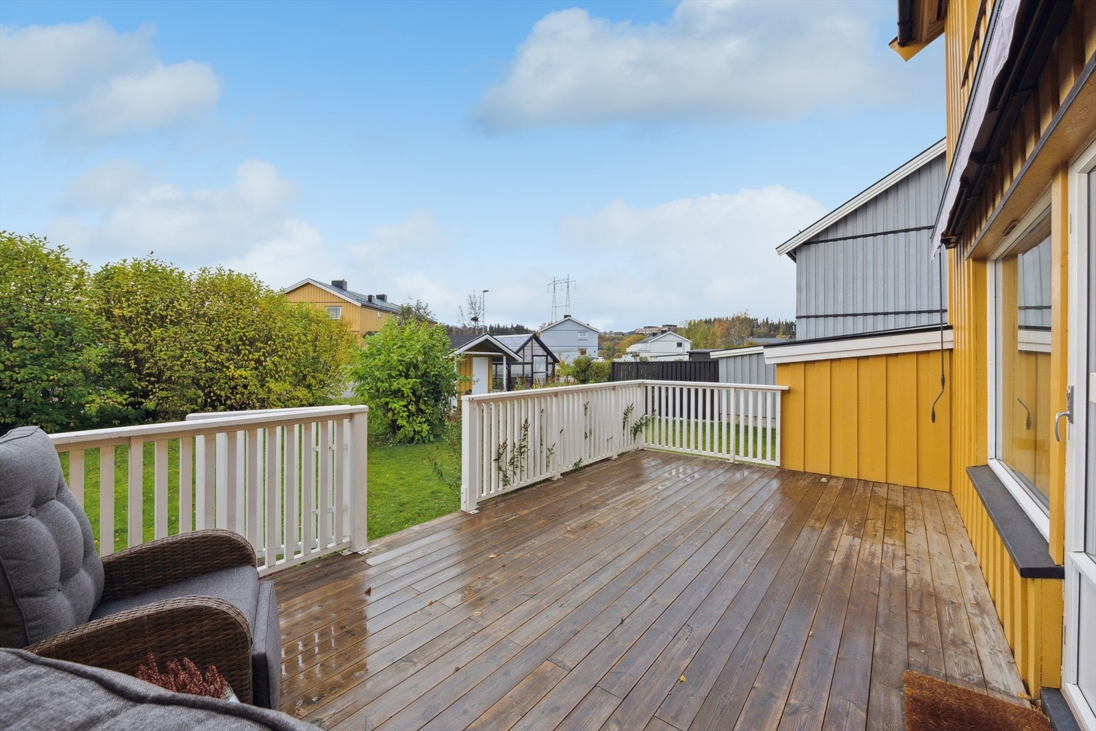 Terrassen og hagen får mye sol har lang solgang. Galleribilde