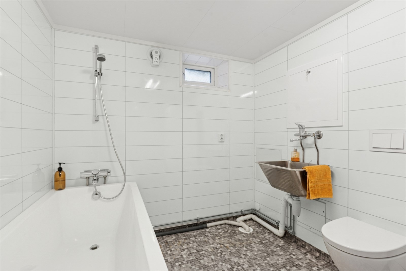 Vaskerom i kjelleren ble renovert i 2016/17. Badekar med dusjhode og vegghengt toalett. Utslagsvask i stål. Galleribilde