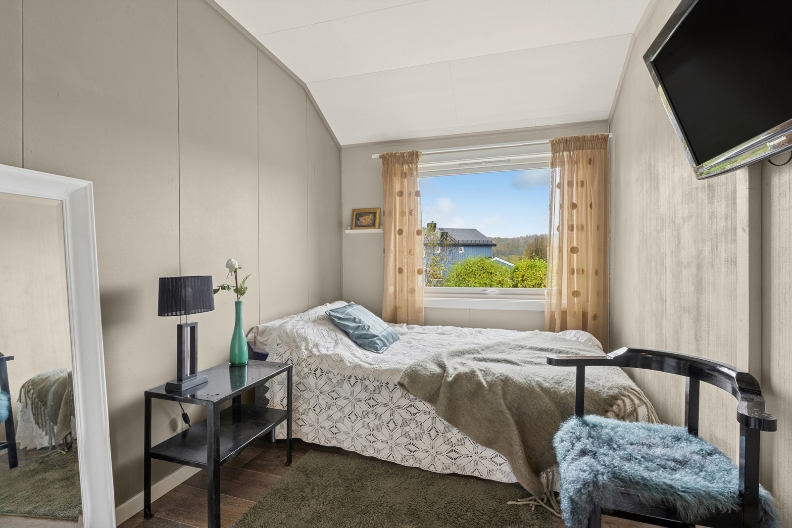 Soverom 1 med plass til seng og tilhørende møblement. Galleribilde