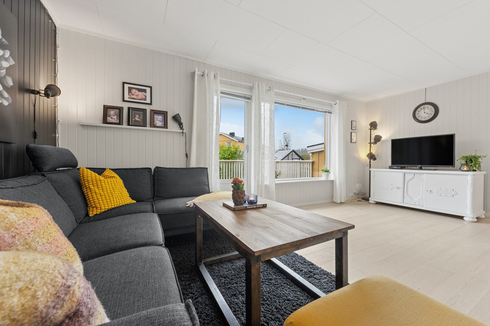 De store vindusflatene slipper inn godt med naturlig lys. Galleribilde