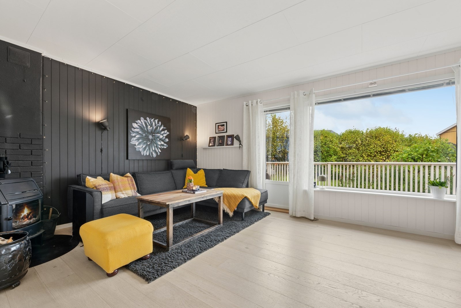 Stuen er lys og koselig med moderne farger. Galleribilde