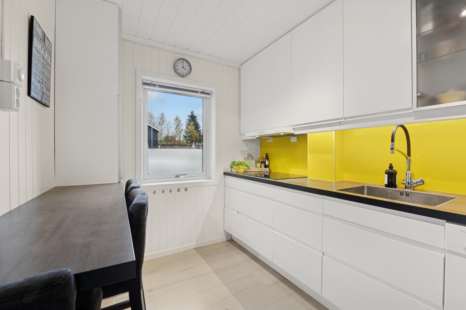 Stilfull sitteplass for frokosten og morgenkaffen Galleribilde