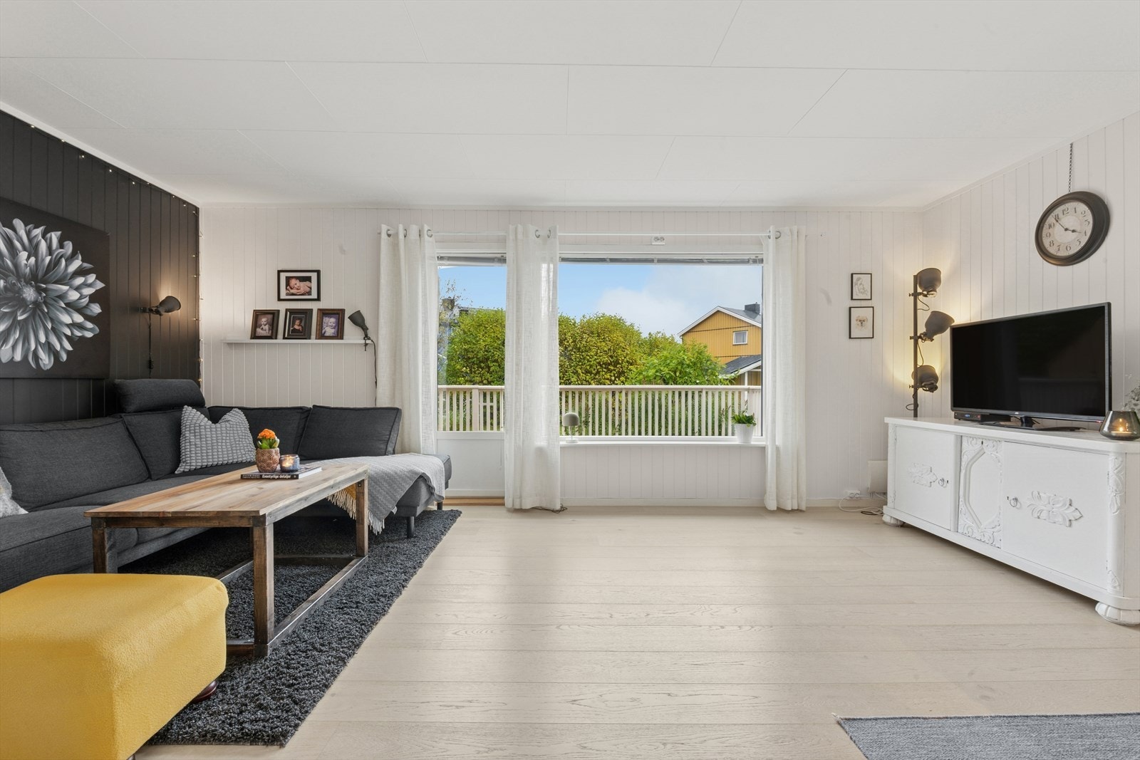 Stuen har en møbleringsvennlig utforming med plass til sofagruppe, spisestue og godstolene. Utgang fra stuen til terrasse og hage. Galleribilde