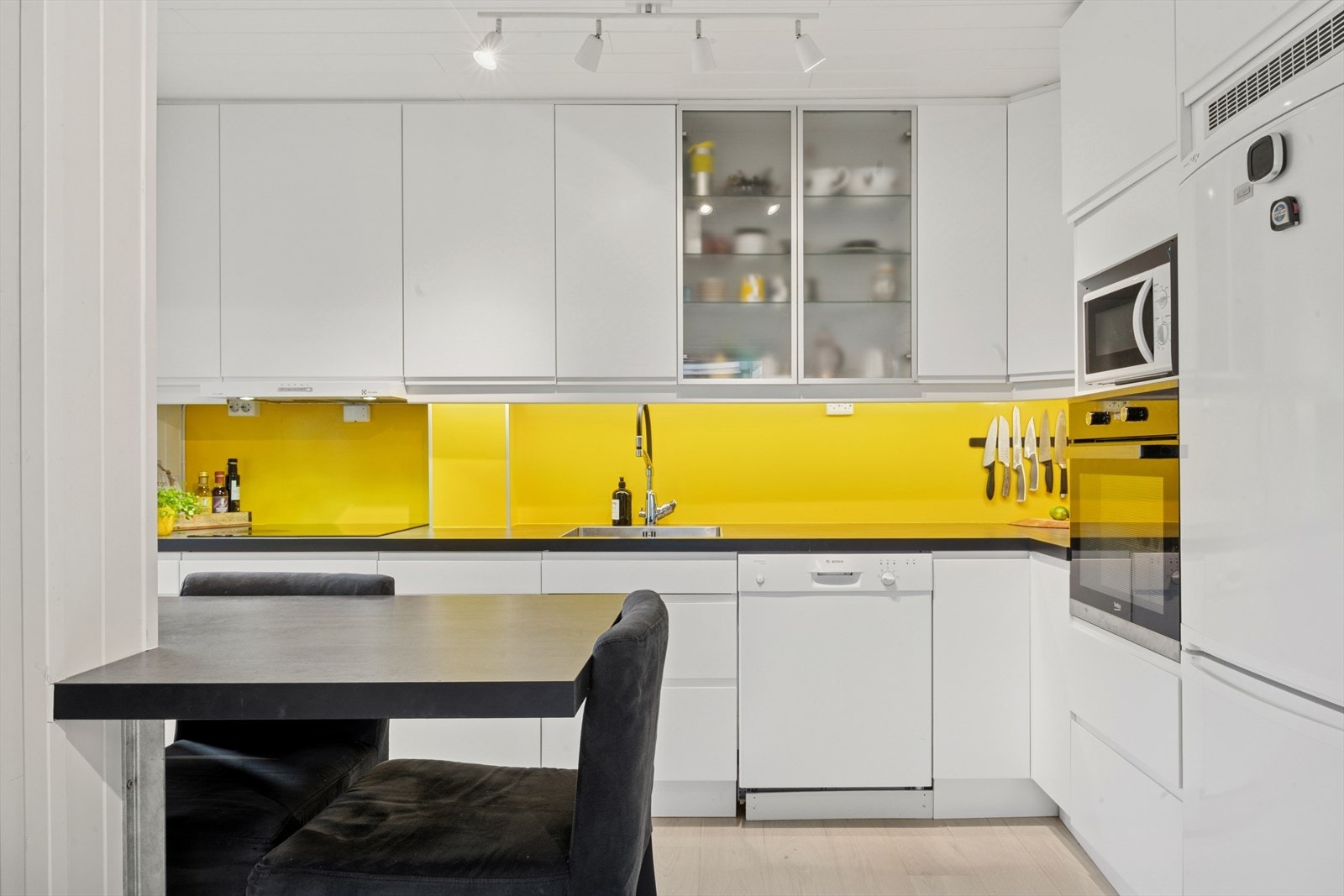 Flott moderne kjøkken som har rikelig med skap og benkeplass. Vask i stål med ett-greps blandebatteri. Galleribilde