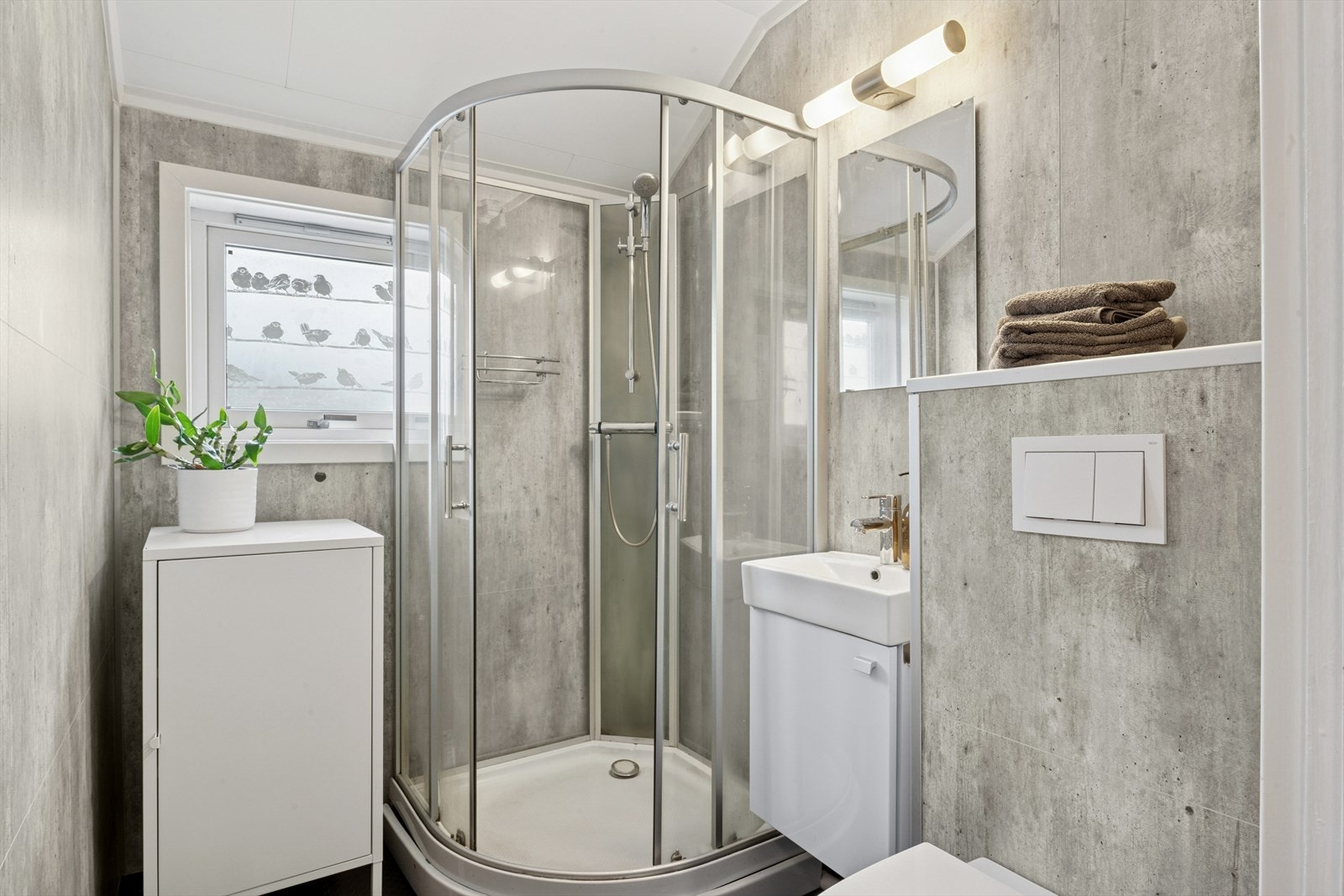 Badet ble renovert og utvidet i 2016 av firma. Badet er moderne praktisk innredet med baderomsinnredning, dusjkabinett, vegghengt toalett Galleribilde