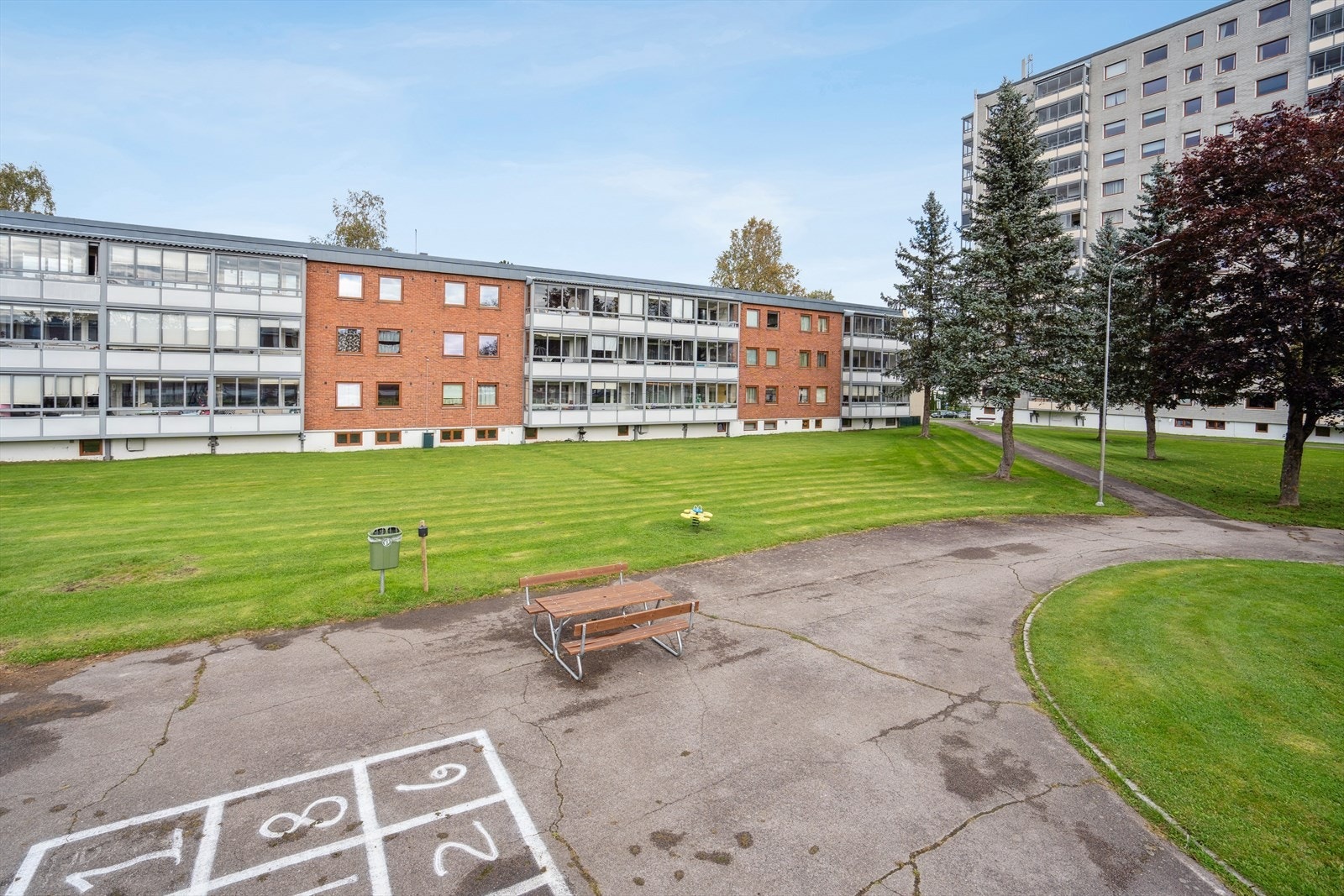 Området har en svært sentral beliggenhet med nærhet til skoler, barnehager, offentlig kommunikasjon, butikker og kjøpesentre - alt du trenger i hverdagen finnes i umiddelbar nærhet. Galleribilde