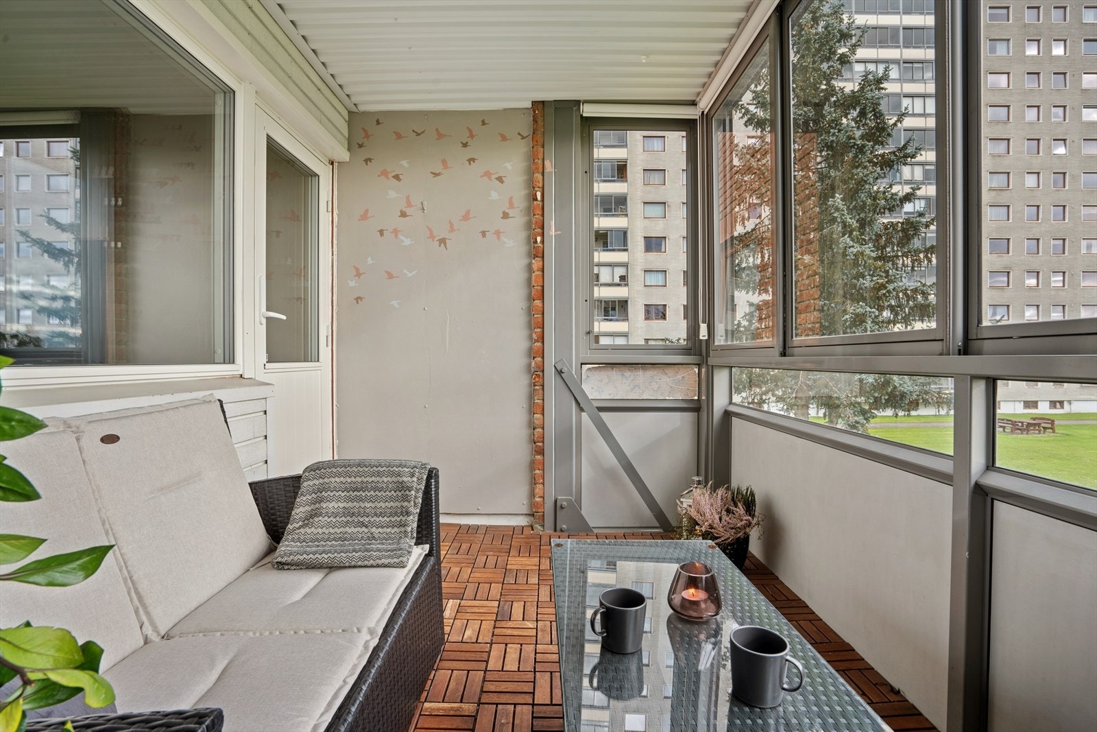 Den sørvendte balkongen har trefliser over betong og er utstyrt med vegglampe - perfekt for lange sommerkvelder. Galleribilde