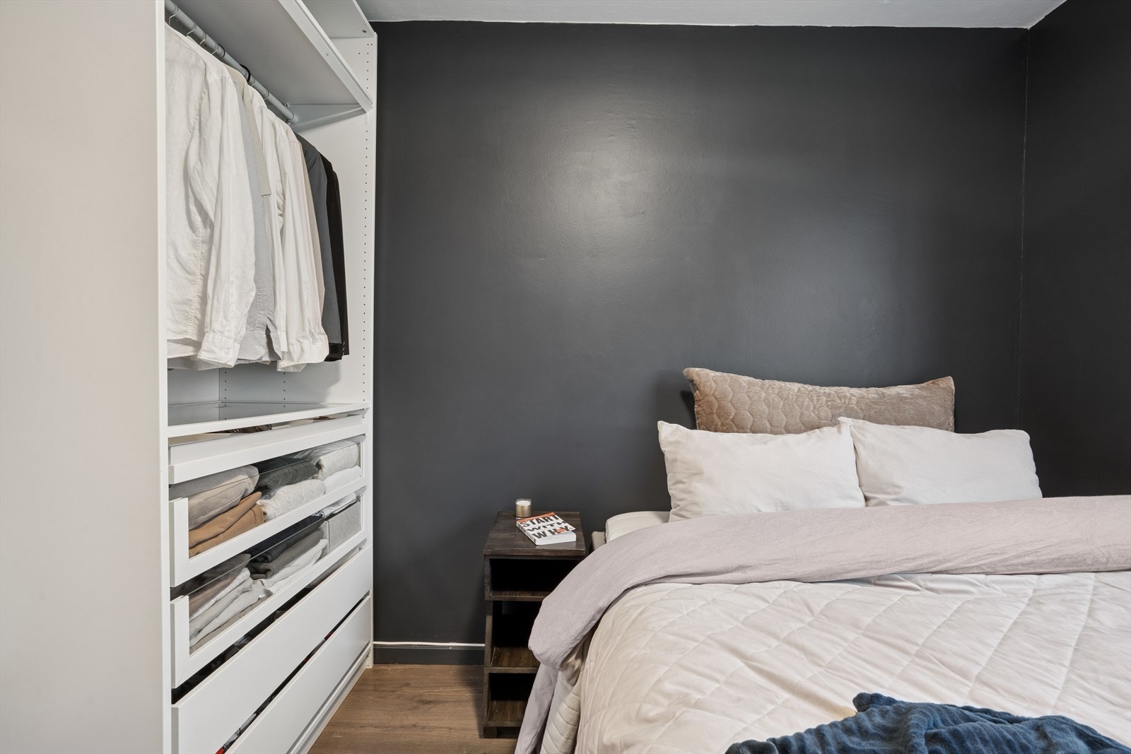 Soverommet er utstyrt med et åpent garderobeskap med hyller, skuffer og oppheng. Galleribilde