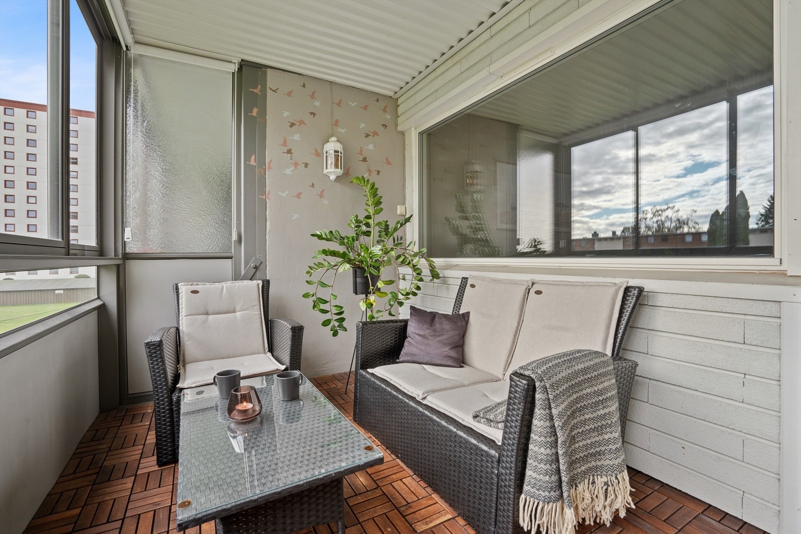 Den innglassede balkongen oppleves som et herlig uterom, og kan benyttes store deler av året. Galleribilde