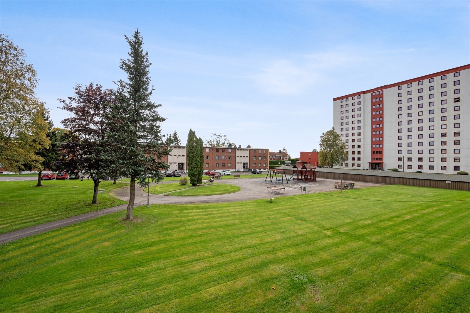 Balkongen vender ut mot borettslagets pent opparbeidede fellesområder, og gir en hyggelig utsikt mot grønne og velholdte omgivelser. Galleribilde