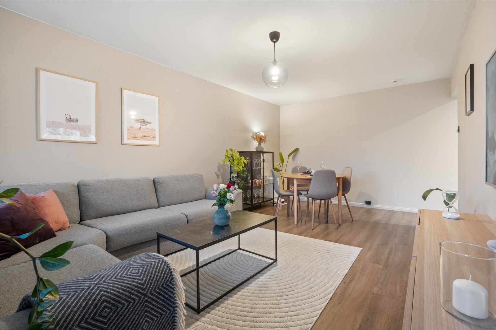 Stuen har god plass til både sofagruppe og TV-løsning. Galleribilde