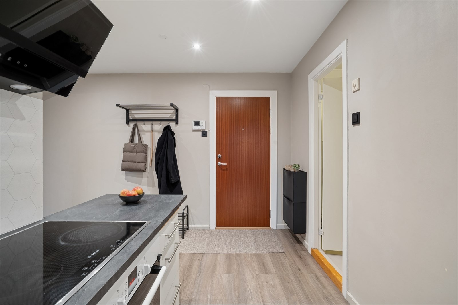 Entré med plass til å henge fra seg yttertøy og sette fra seg sko. Dørtelefon er montert. Galleribilde