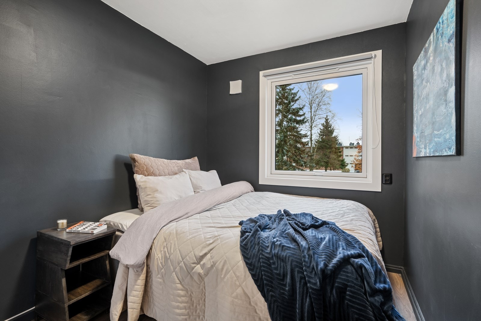 Leiligheten disponerer to eksterne boder på ca. 3 kvm hver - én i kjelleren og én i samme etasje som leiligheten. Galleribilde