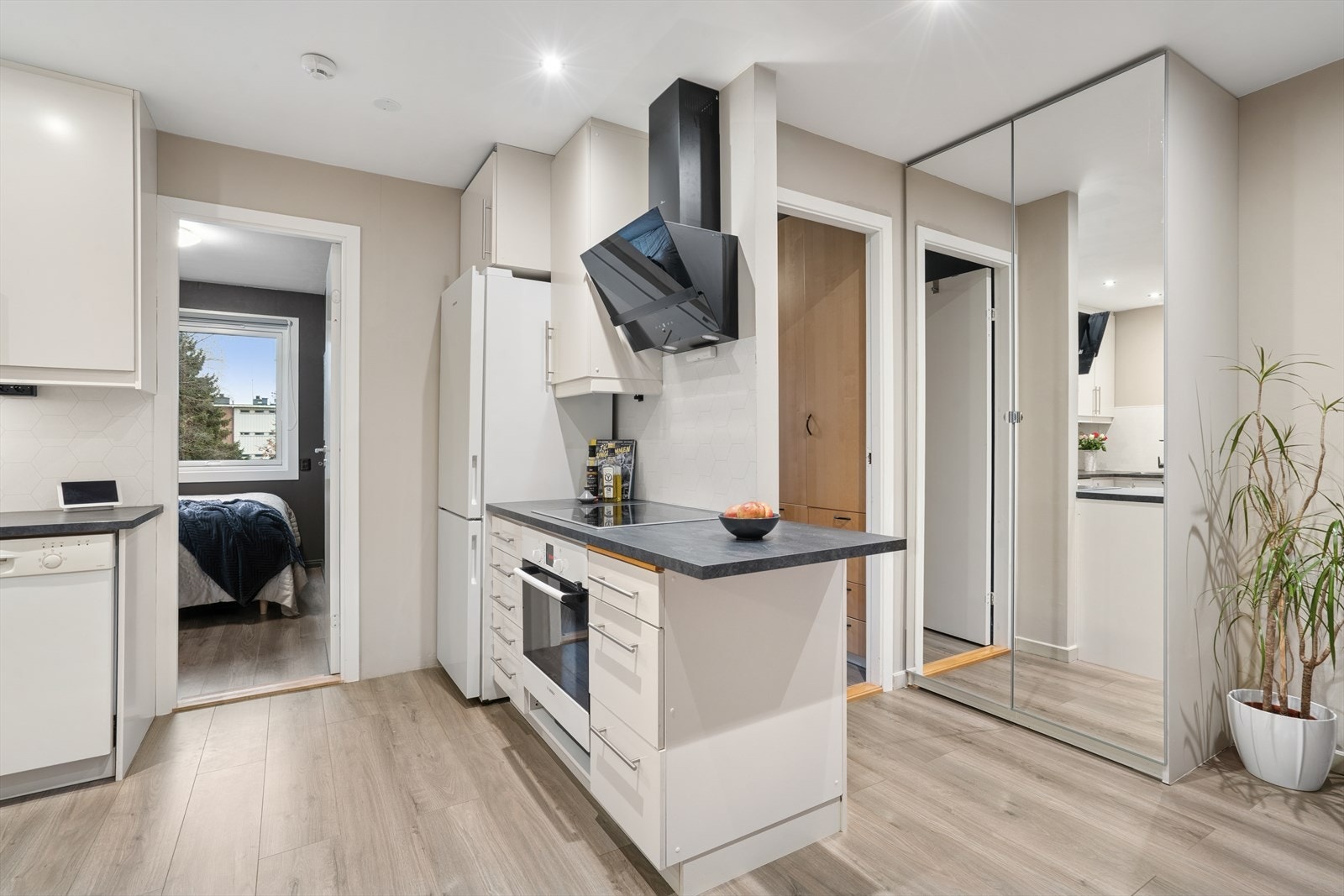 Mellom over- og underskap er det montert laminatplate, og det er installert stikkontakt på vegg samt belysning under overskapene. Galleribilde