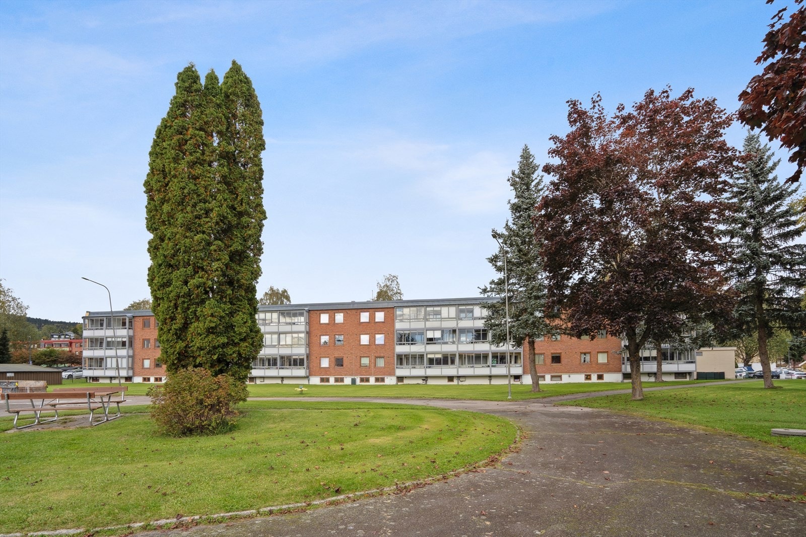 Borettslagets fellesområder er pent opparbeidet med beplantning, grønne plener og soner for lek og opphold. Galleribilde
