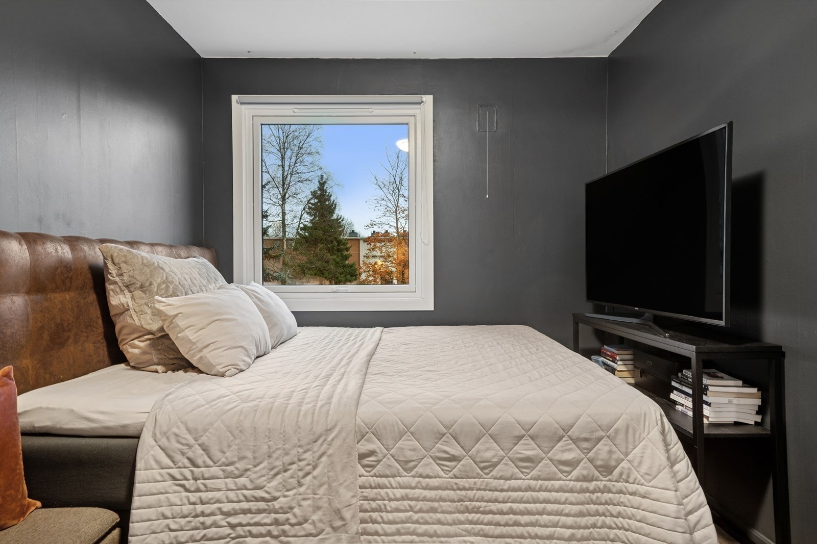 Begge soverommene har god plass til seng, garderobe og personlige detaljer. Galleribilde