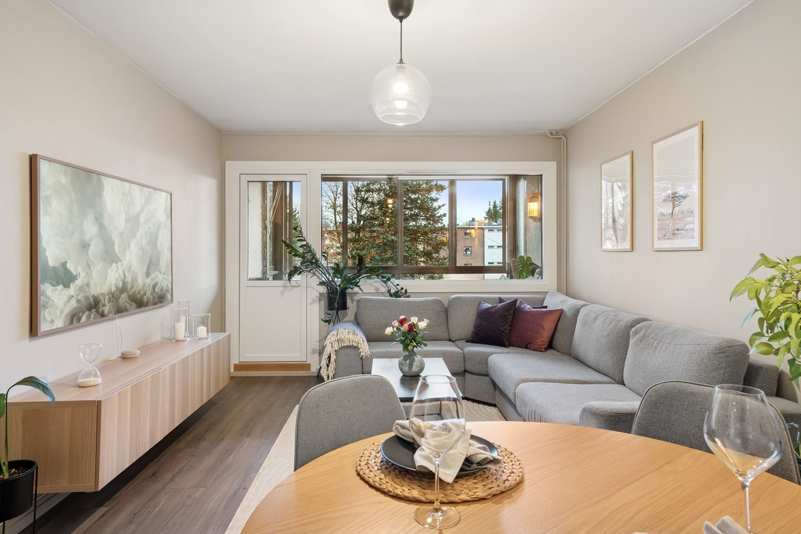 Store vindusflater slipper inn rikelig med dagslys og bidrar til en lys og luftig atmosfære. Galleribilde