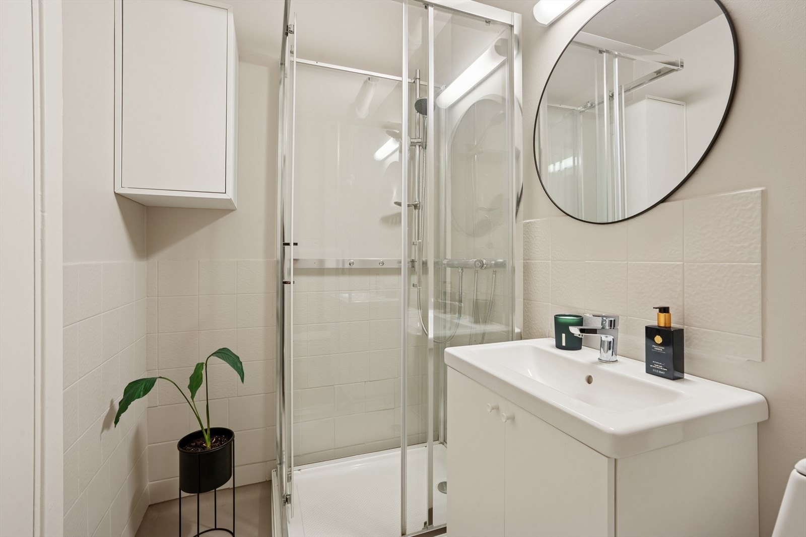 Badet er av eldre dato, trolig fra før 1997, og har fått malte overflater i 2025. Galleribilde