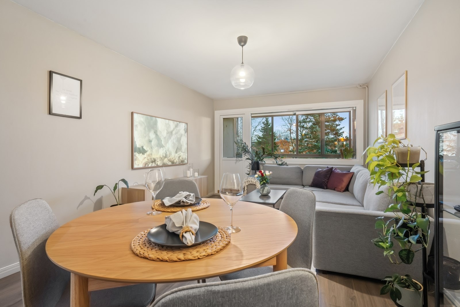 Leiligheten har en naturlig plassering for spisegruppe, perfekt for både hverdagsmåltider og gjestebesøk. Galleribilde