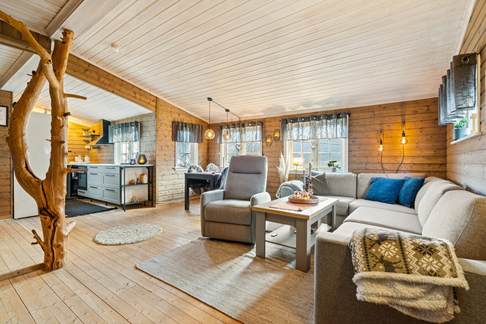 En tradisjonell norsk hytte som har blitt oppgradert med moderne fasiliteter Galleribilde