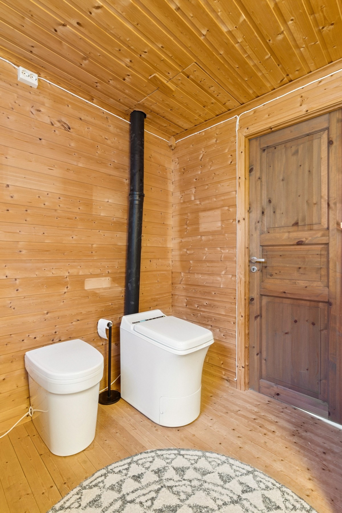 Badet er utstyrt med Cinderella forbrenningstoalett og et praktisk hyttetoalett med kammer Galleribilde