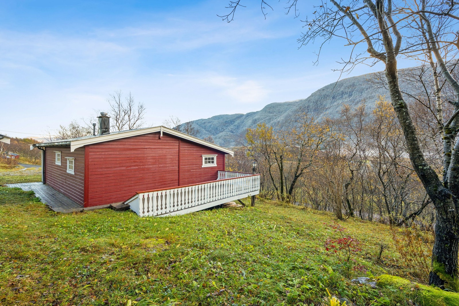 Hytta ligger vakkert til med en fantatisk utsikt og en beliggenhet som er godt skjermet høyt i terrenget Galleribilde