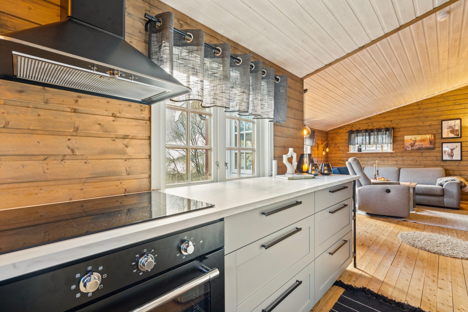 Moderne kjøkkeninnredning fra 2024 med profilerte fronter og laminat benkeplate Galleribilde