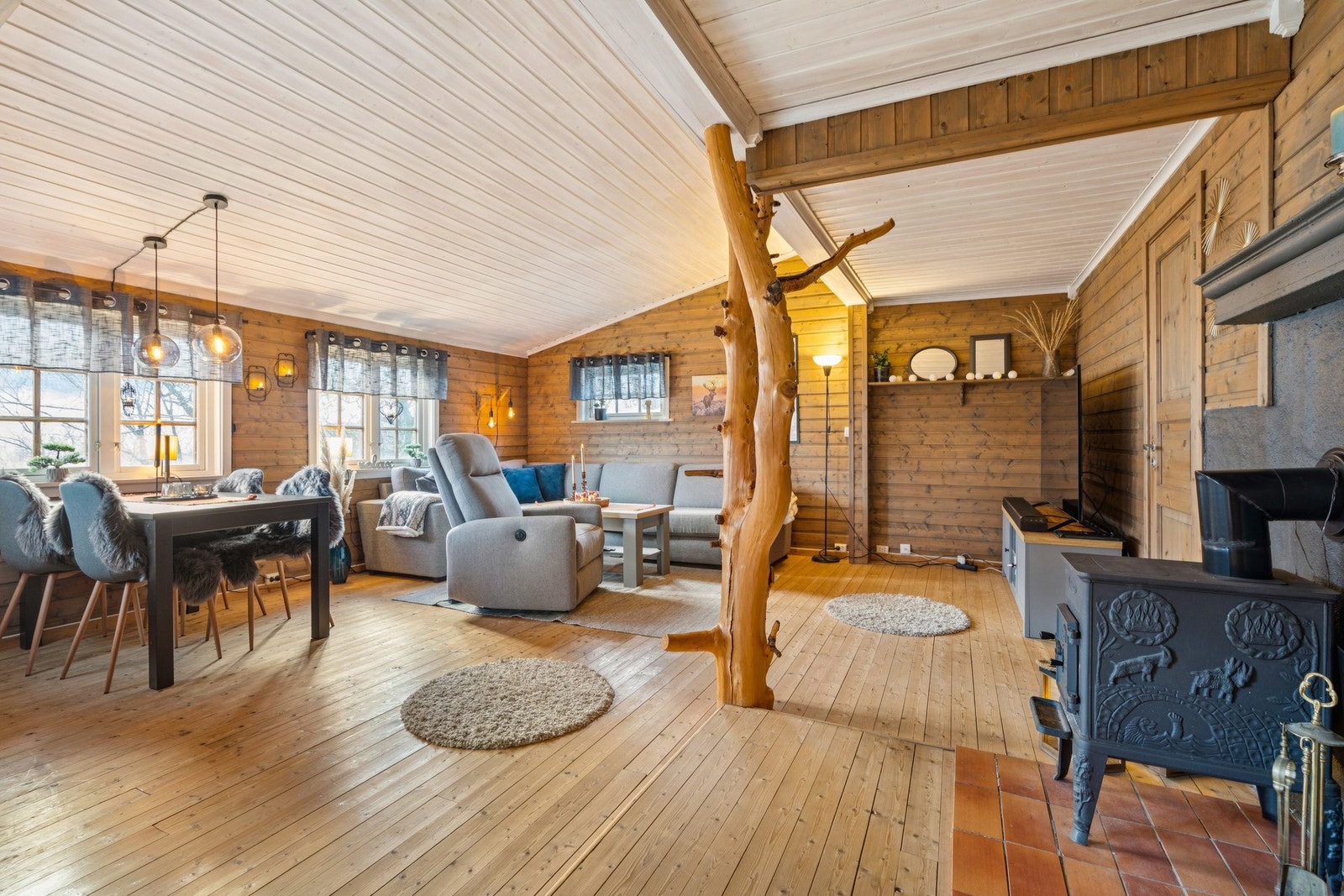 Tidløs stil og innredning med tidsriktig farge- og materialvalg Galleribilde