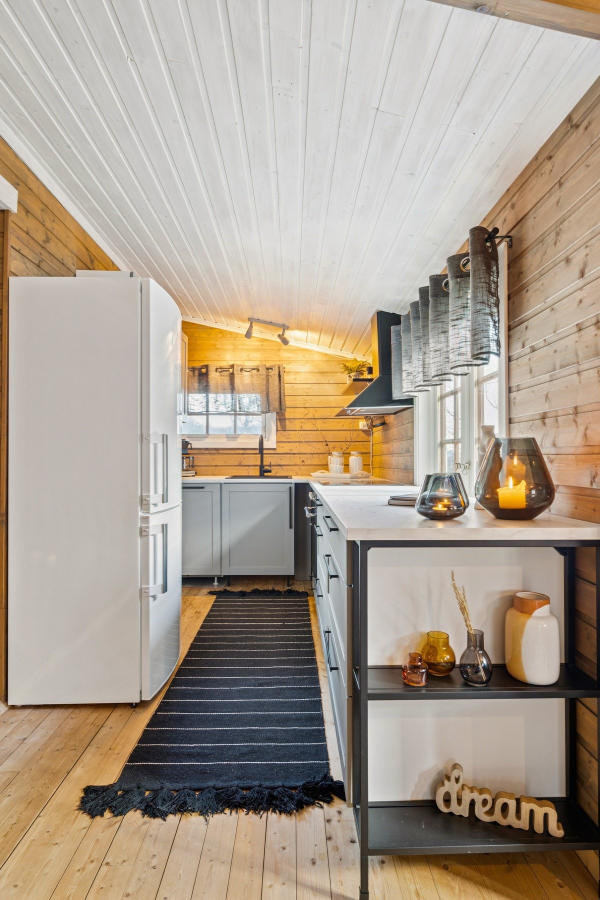 Kjøkkenet er utstyrt med integrert oppvaskmaskin, platetopp og stekeovn, samt ventilator med avtrekk ut Galleribilde