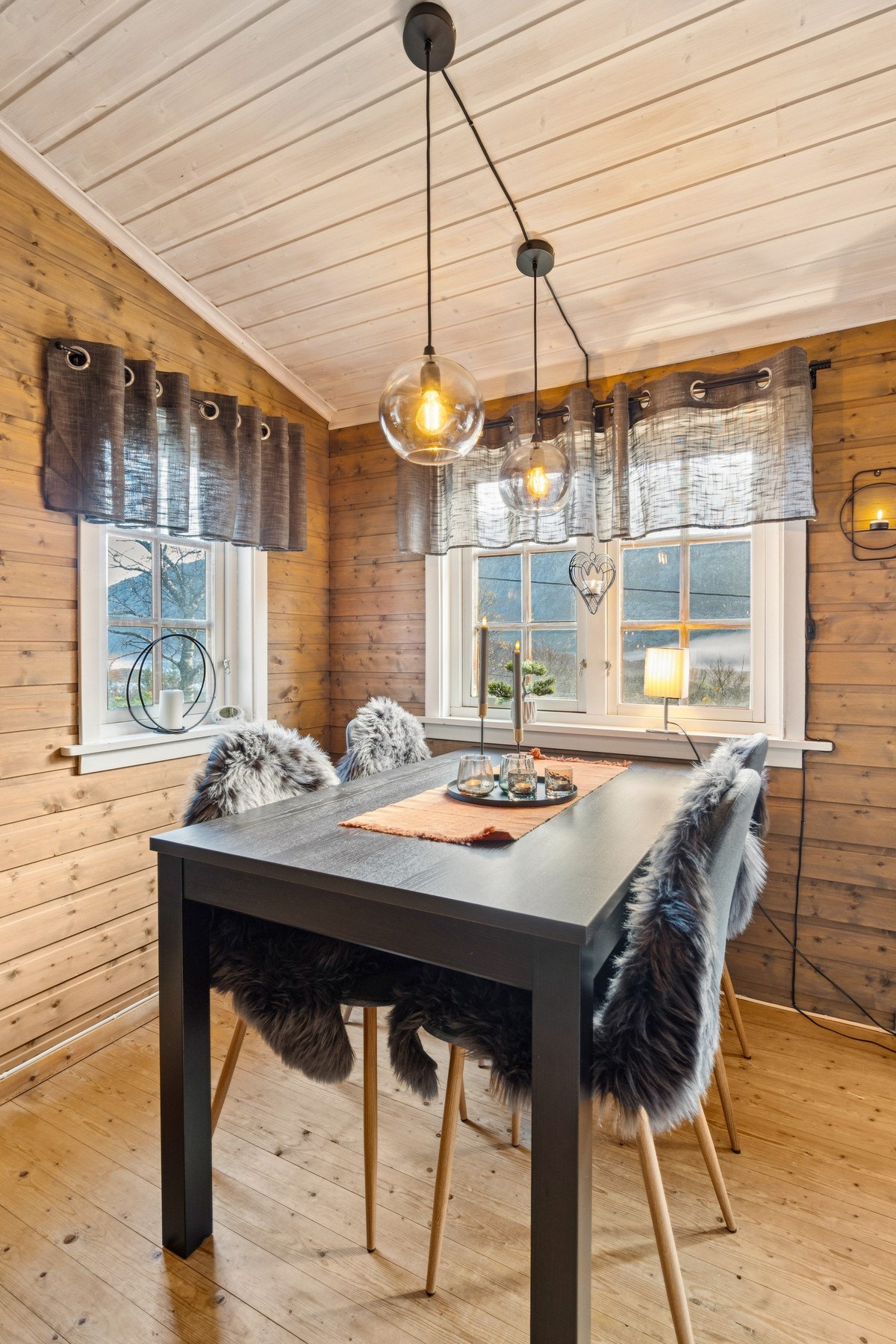 Her kan du nyte morgenkaffen i fredelige omgivelser, med utsikt nedover mot vakre Botnfjorden Galleribilde