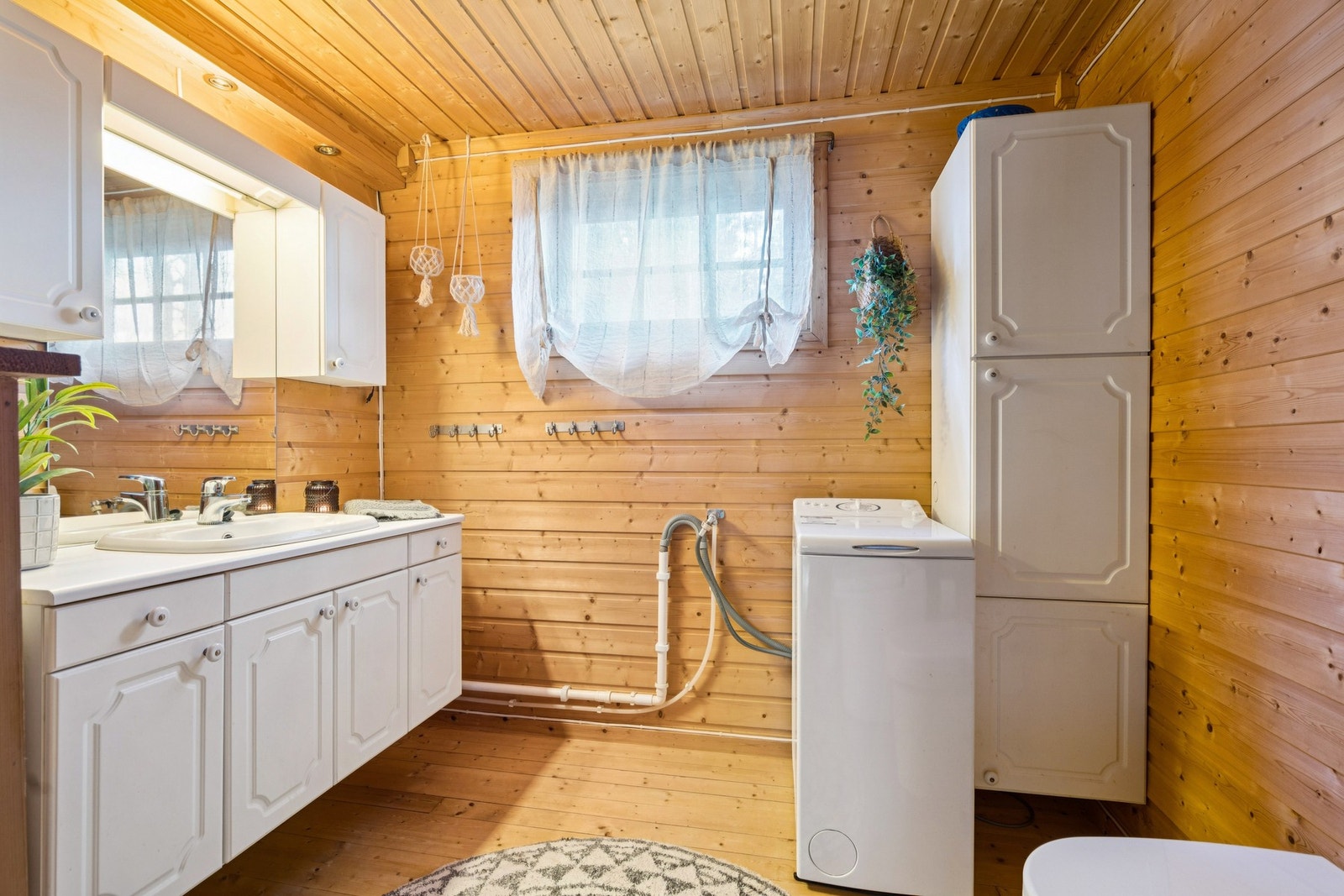 Vegger og himling er tekket med trepanel, mens gulvet er lagt med heltre gulvbord Galleribilde