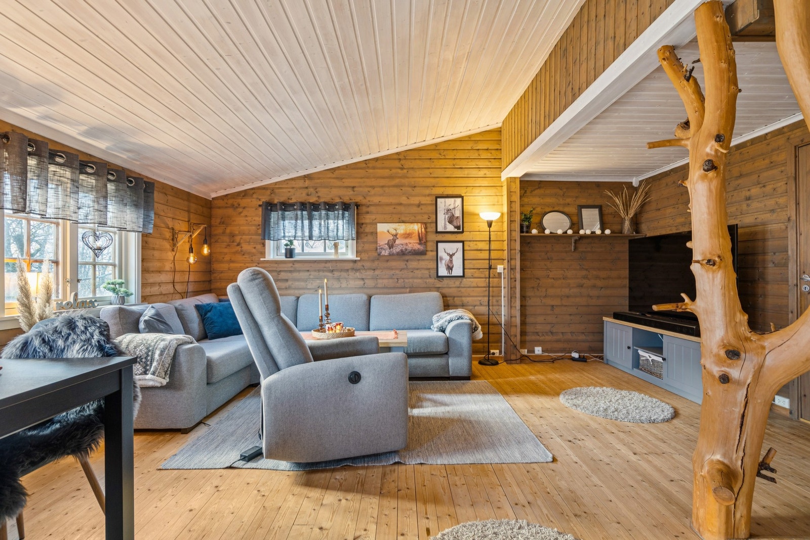 Stuen har skråtak som gir ekstra takhøyde og skaper en luftig, romslig atmosfære Galleribilde