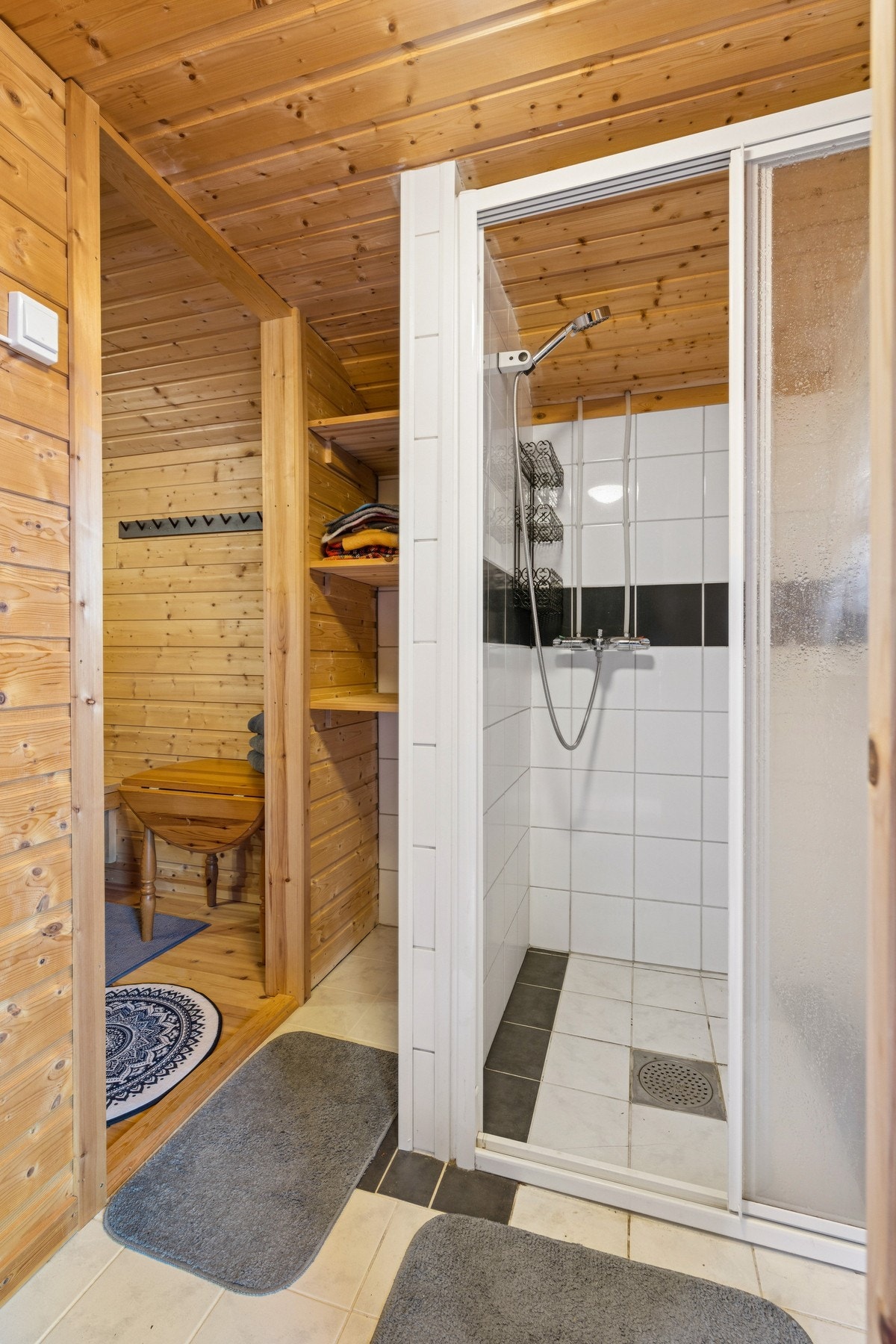 Annekset er utstyrt med dusj, tilrettelagt med varmekabel fra brønnen og inn - en komfortabel og praktisk løsning som fungerer uansett årstid Galleribilde