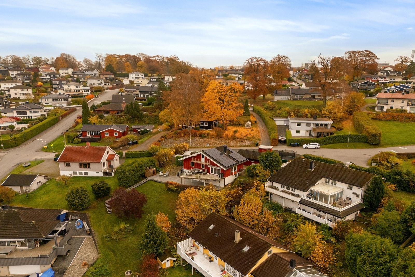 Tidløse kvaliteter, moderne løsninger og romslige arealer. En bolig for familien! Galleribilde
