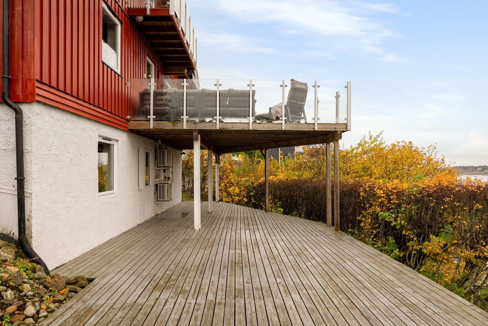 Stor terrasse, trapp ned til hage, lekestue med sklie for de minste og plass til trampoline. Perfekt for hele familien Galleribilde