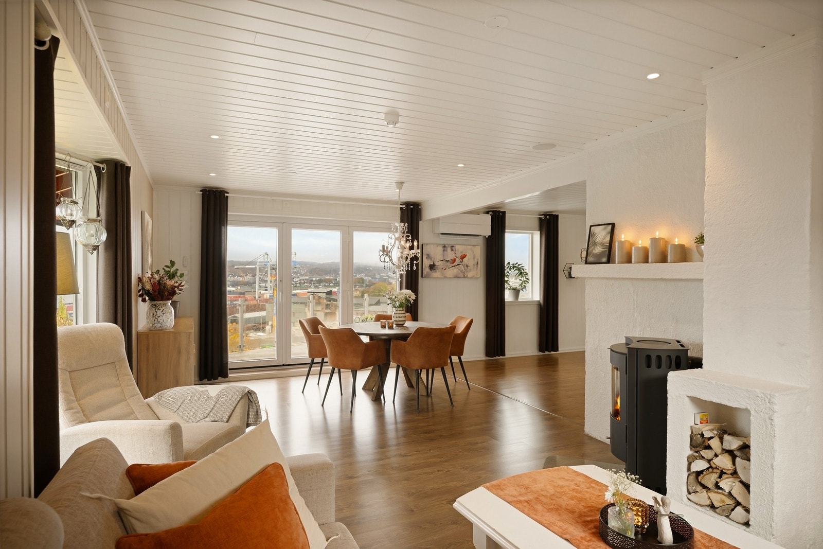 Her samles familien - og gjestene blir gjerne sittende lenge Galleribilde