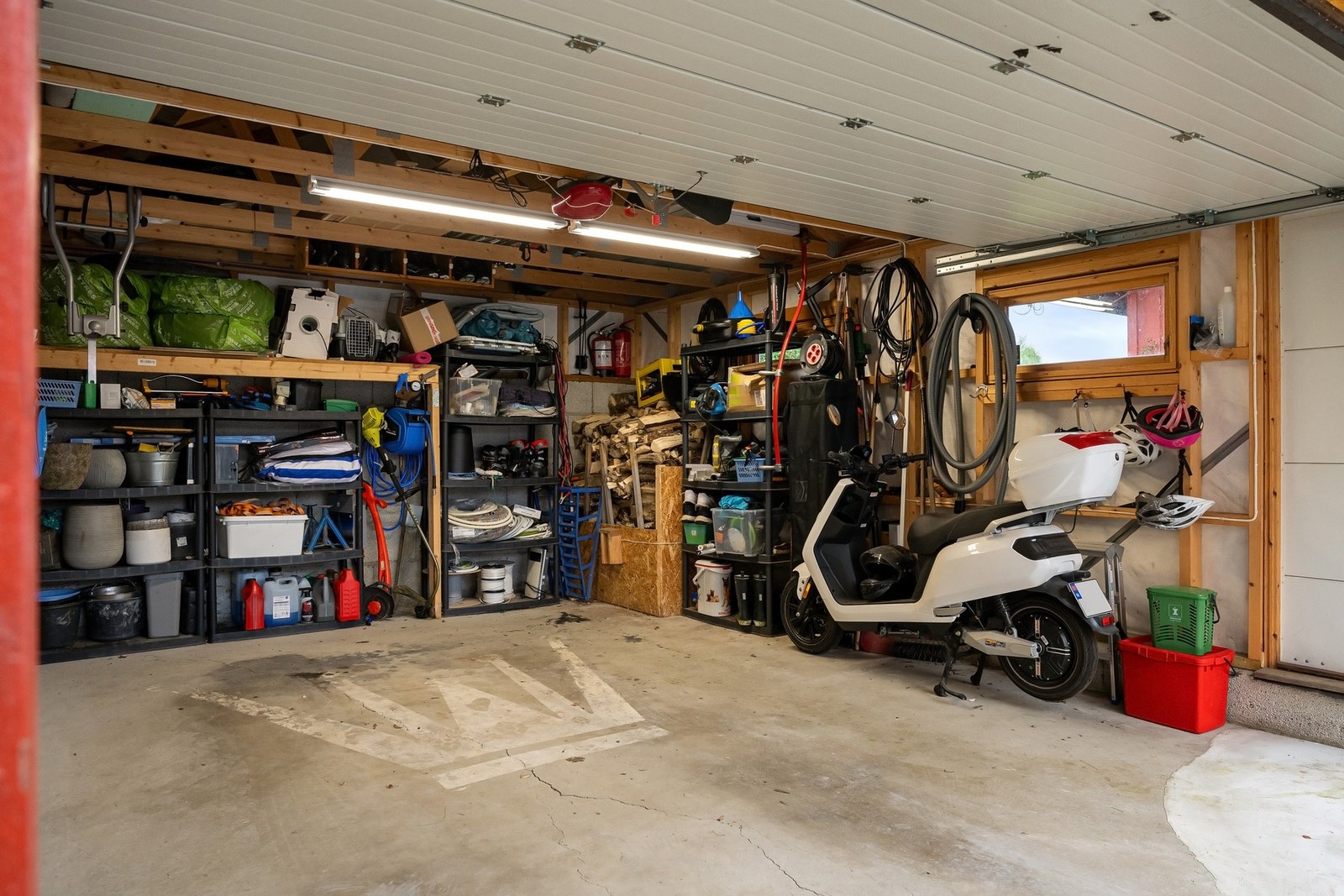 Garasjen har plass til verktøy, bil og mer! Galleribilde