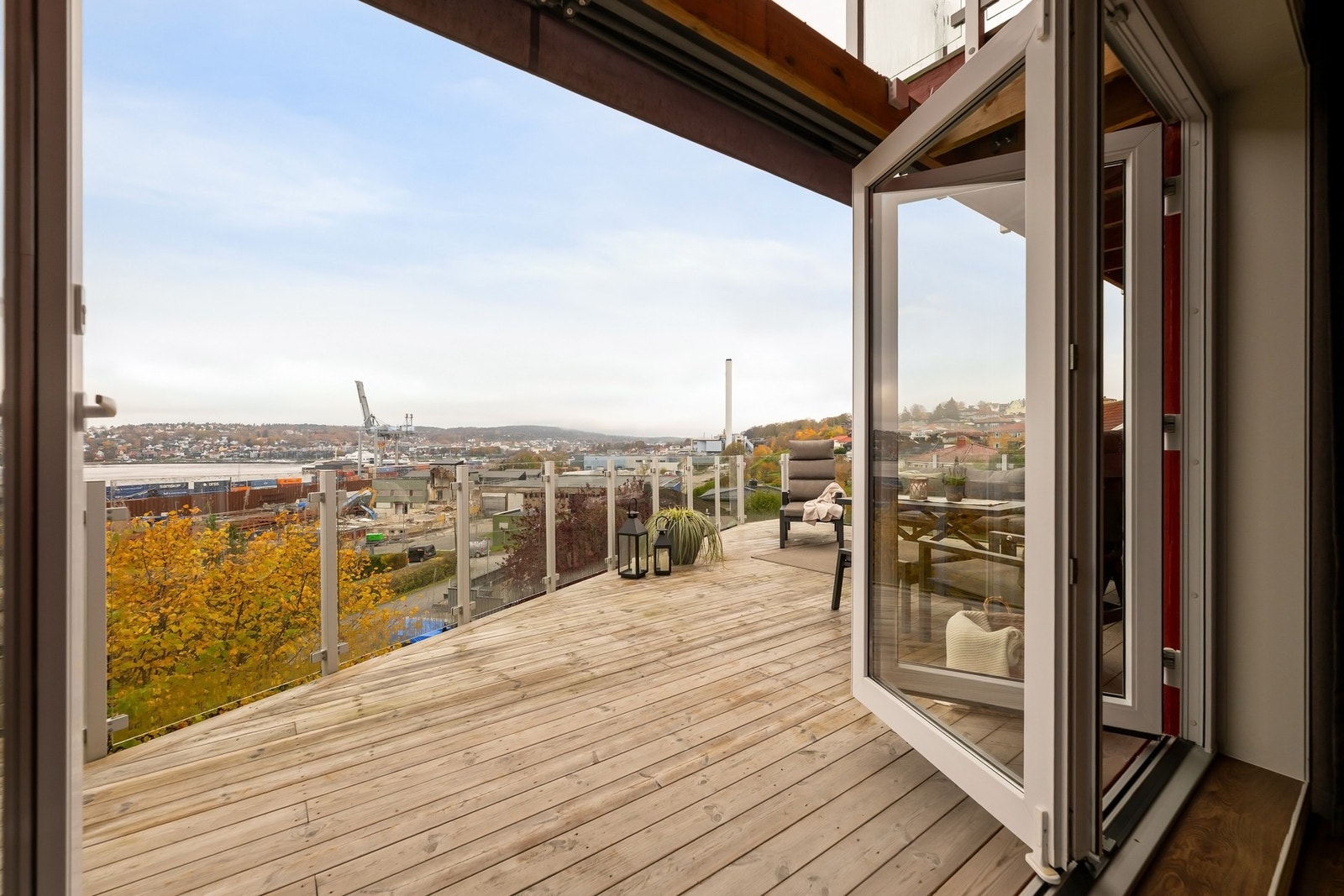 Stor foldedør åpner opp til en solrik terrasse med utsikt mot Oslofjorden Galleribilde