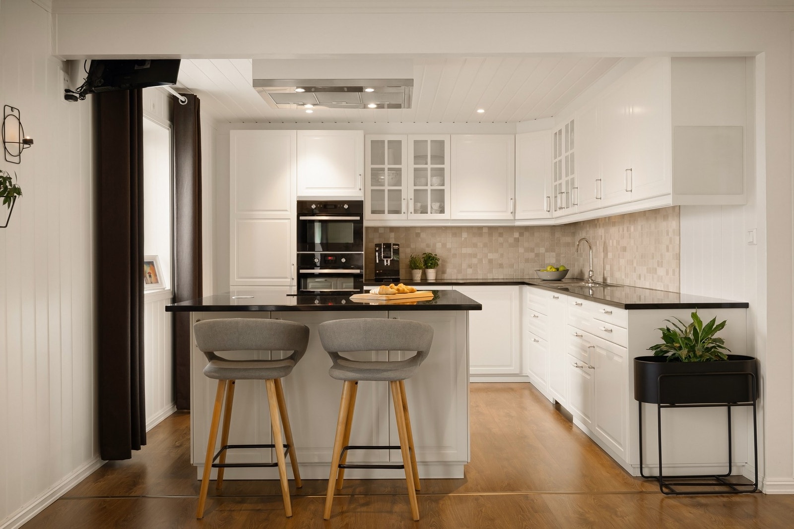 Kjøkken fra 2013 med integrerte hvitevarer og rikelig skapplass Galleribilde