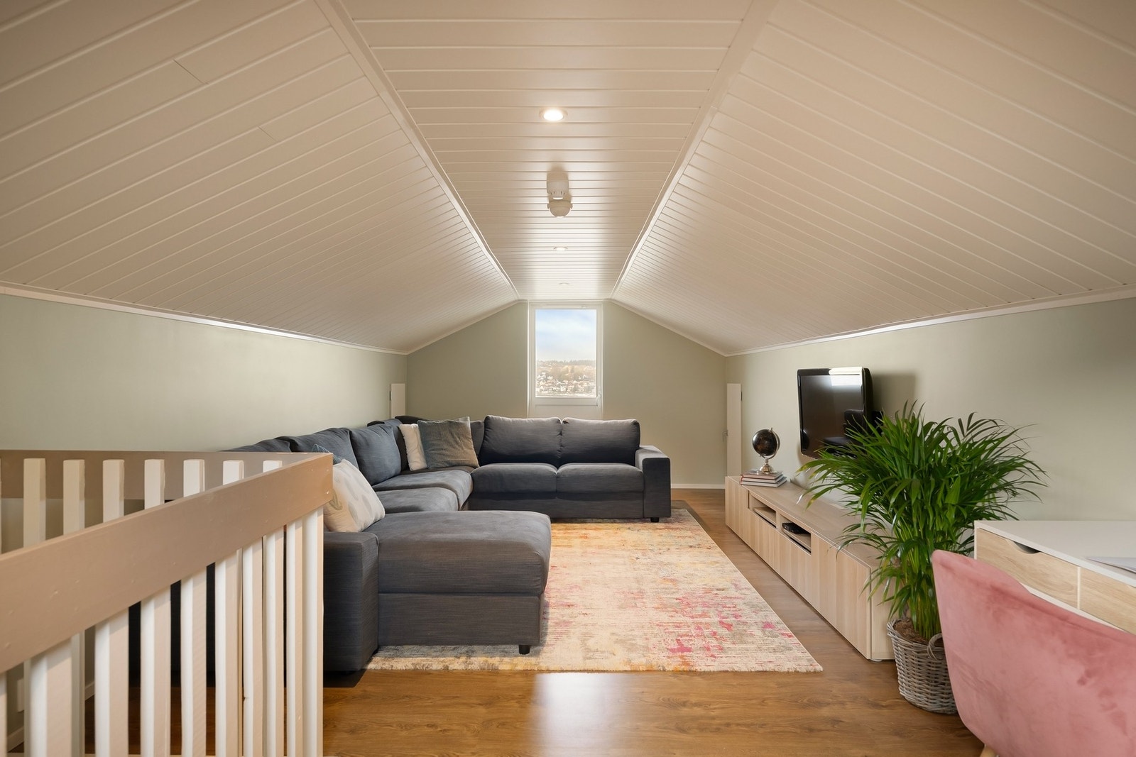 Innredet loftsetasje fra 2013, med koselig oppholdsrom Galleribilde