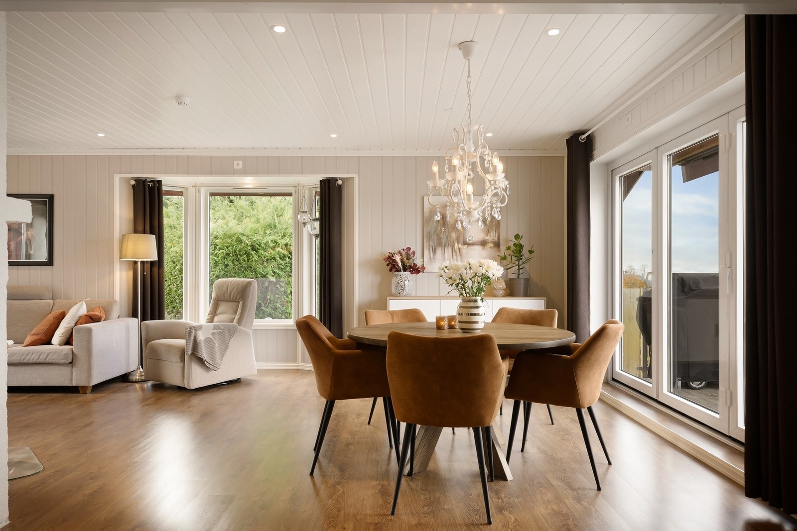 Lys og luftig stue med plass til både sofakrok og langbord Galleribilde