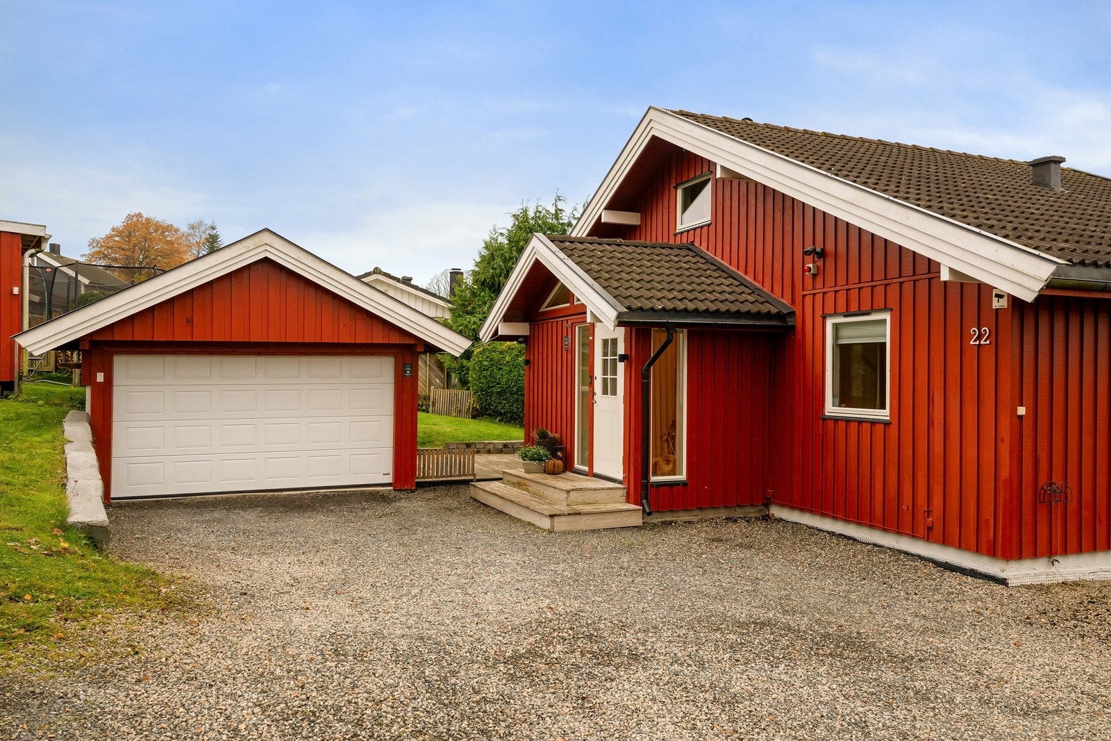 Gruslagt gårdsplass med rikelig biloppstillingsplass og garasje fra 2010 Galleribilde