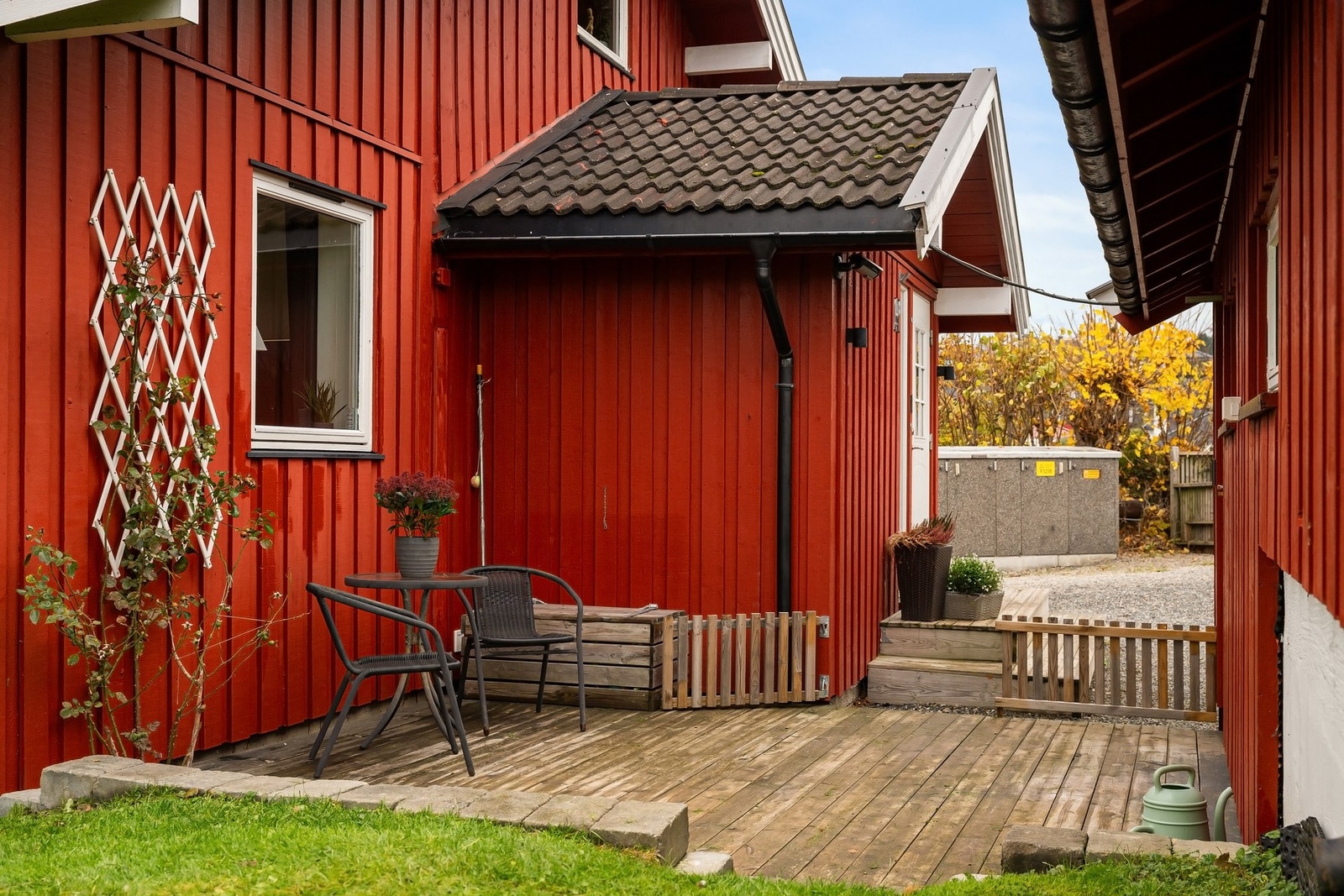 Terrasse er også å finne ved boligens framside Galleribilde
