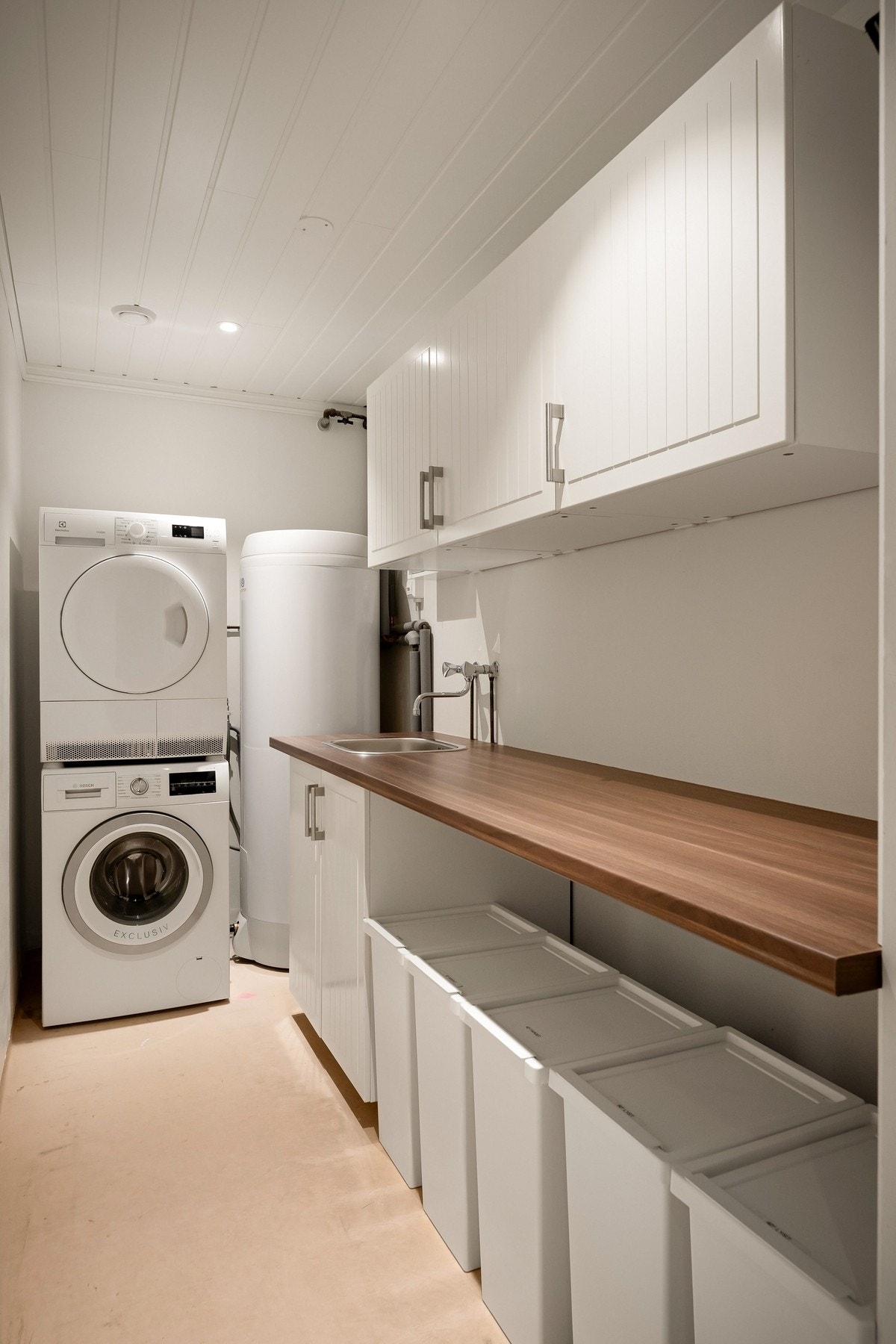 Eget vaskerom med god skap- og benkeplass - praktisk og pent løst Galleribilde